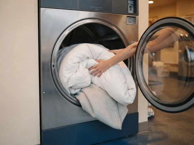 Um edredão a ser colocado no tambor de uma máquina de lavar profissional de grande capacidade